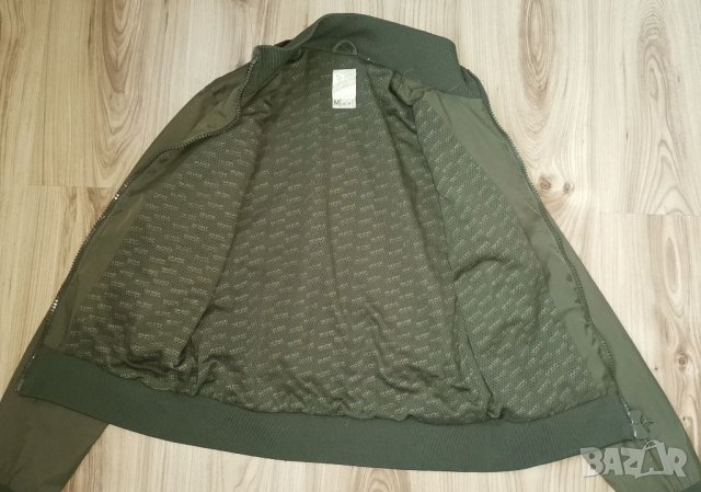 Дамско яке BERSHKA, size M, със златна щампа на гърба, много запазено, снимка 4 - Якета - 35250939