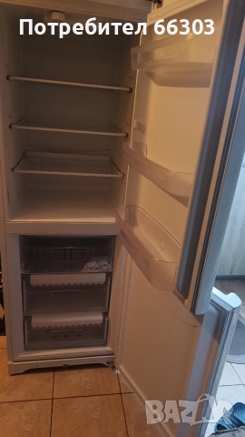Хладилник с фризер Индезит 80лв, снимка 4 - Хладилници - 52664418