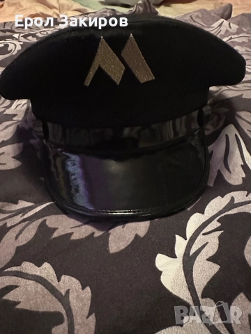 Черна шапка козирка