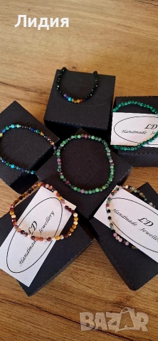 Гривни от естествени камъни