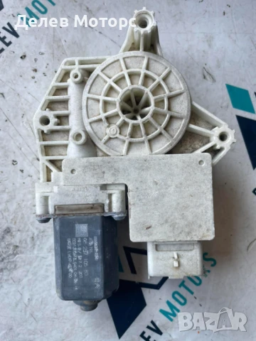 Моторче стъклоповдигвач за задна лява врата 9825710580 от Peugeot 308 (T9), 1.2 THP 130, automatic, снимка 2 - Части - 51427650