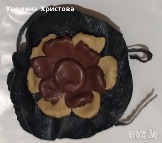 Брошка от естествена кожа -Цвете