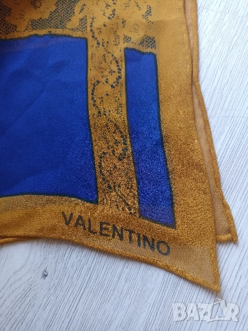 Дамски шал Valentino, снимка 3 - Шалове - 53475624