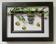 "Пчели" от рисувани камъчета 