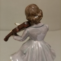 Много красива-рядка Винтаж,Викторианска ретро фигурка, Седнал млад мъж свирещ на цигулка , снимка 15 - Колекции - 44884913