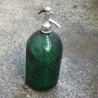 Отличен,стар сифон за газирана вода с метална оплетка обем 2л., снимка 1 - Антикварни и старинни предмети - 39527309