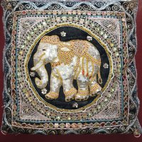 Декоративна възглавничка с релефен слон с пайети, мъниста и камъчета , снимка 1 - Декорация за дома - 43580666