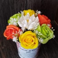 💛🌷🍀Ново💛🌷🍀Метални кашпи със сапунени рози и в средата хризантема за разкош.                   , снимка 3 - Подаръци за жени - 43985744