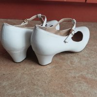 Бели дамски обувки , снимка 3 - Дамски обувки на ток - 43896164