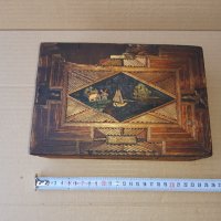 Стара дървена апликирана със сламки кутия, снимка 1 - Антикварни и старинни предмети - 38628483