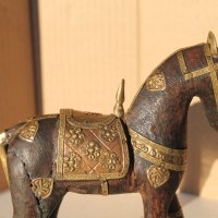 Арабски дървен кон с месингова украса, снимка 7 - Антикварни и старинни предмети - 43573128