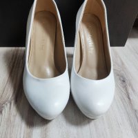 Бели кожени токчета, снимка 1 - Дамски обувки на ток - 43158916