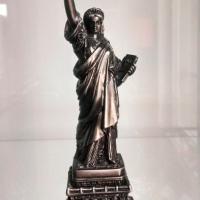 Сувенир от Ню Йорк , Статуята на Свободата . , снимка 1 - Антикварни и старинни предмети - 44843995