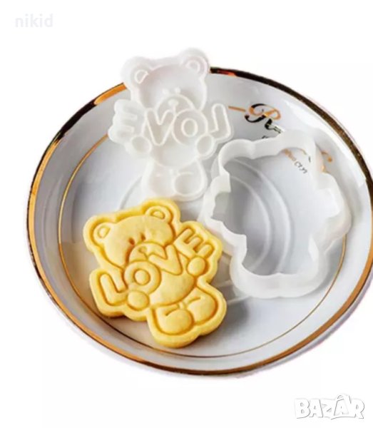 Мече  държи Love пластмасов резец форма фондан тесто бисквитки, снимка 1