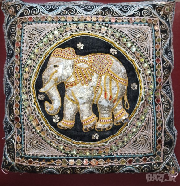 Декоративна възглавничка с релефен слон с пайети, мъниста и камъчета , снимка 1