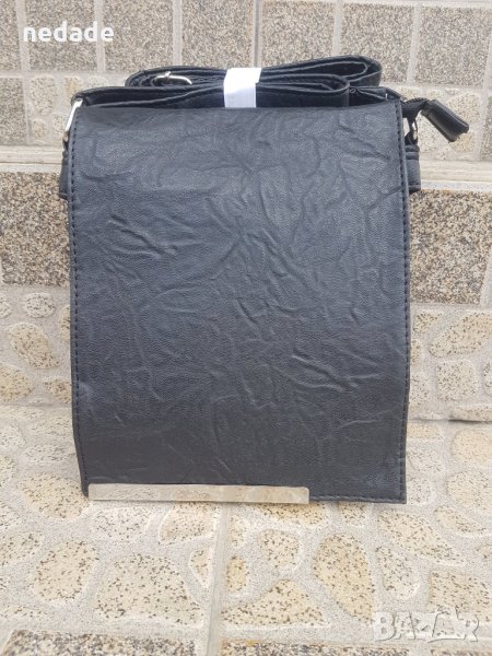 Малка черна дамска чанта с цял капак с частичен бял метален обков на ръба през рамо или през тялото , снимка 1