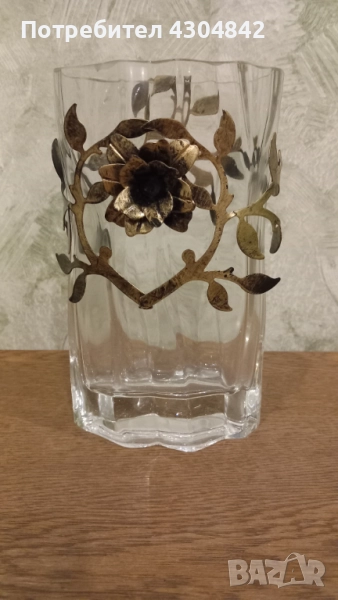 Стъклена ваза с метален обков, снимка 1