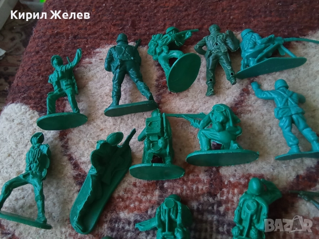 Войници пластмасови 12 броя 51726, снимка 6 - Колекции - 52105750
