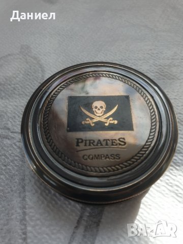 Бронзов компас с гравирано пиратско лого и стихотворение 