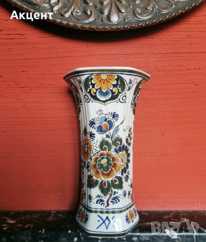 Ръчно изрисувана и маркирана порцеланова ваза Делфт 