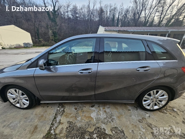 Mercedes B180 *КОЖА *ПОДГРЕВ *DISTRONIC * Park asist* Android auto&Carplay * KAMERA, снимка 5 - Автомобили и джипове - 52632583