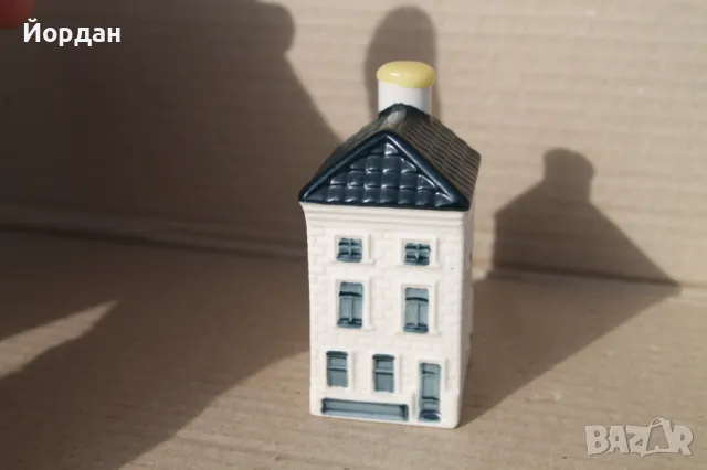 Колекционерска порцеланова фигурка / шише Холандска къща ''Bols KLM''