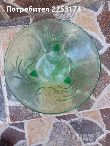 Зелена  и кремаво бяла фруктиера БГ.