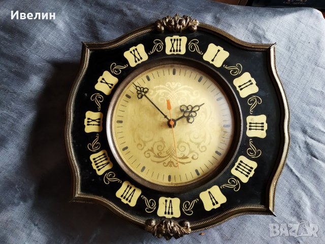 стар стенен часовник