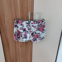 Дамски бели къси панталони на цветя в размер М, снимка 2 - Къси панталони и бермуди - 37561575
