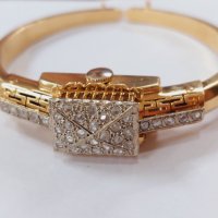 Дамскa златнa гривна-часовник 18 карата с 34 диаманта.Датира от началото на 20 век,марка Венус, снимка 1 - Гривни - 44086042