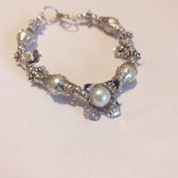 Красива гривна с разкошни филигрирани сребристи елементи и перли ., снимка 1 - Гривни - 27546913