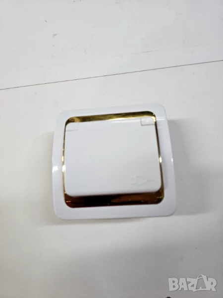 Единичен контакт с капак за стенен монтаж 16 ампера със златни кантове, снимка 1