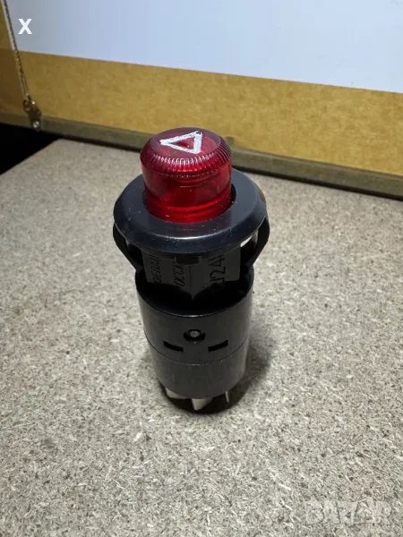 БУТОН АВАРИЙНИ СВЕТЛИНИ ВАЗ ЛАДА НОВ ОРИГИНАЛЕН 243710, снимка 1