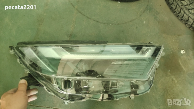 Продавам - оригинален десен фар за Тойото Рав 4 2024 г. за части, снимка 1