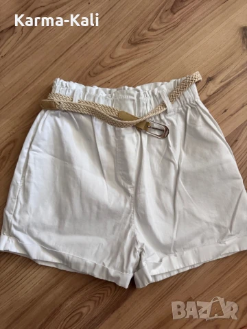 Бели къси панталонки с колан
