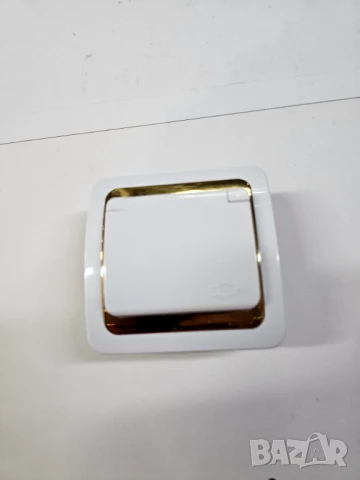 Единичен контакт с капак за стенен монтаж 16 ампера със златни кантове