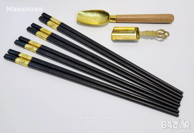 Японски клечки за хранене и две месингови лъжички за чаена церемония.