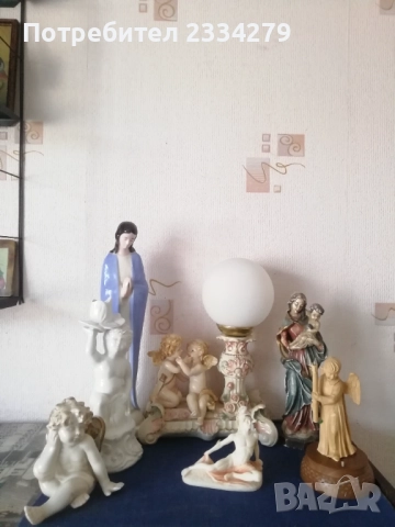 Стари статуетки, фигури с ангели-херувими, настолна лампа и мадони. 