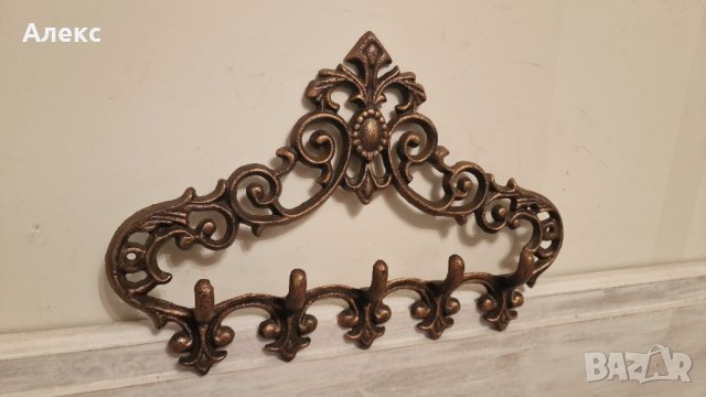 Изящна чугунена закачалка с Барокови елементи.