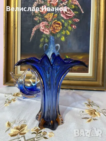 Стъклена ваза от Италия. Изключително красива . Перфектно състояние.