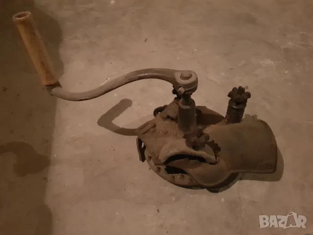 Антикварен уред за ронене на царевица