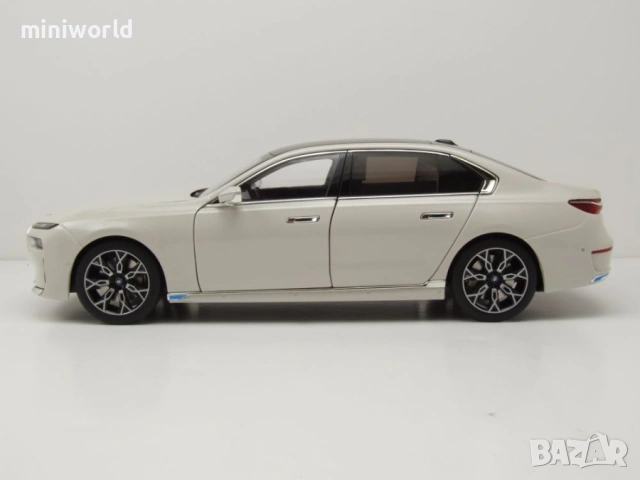 BMW i7 2022 - мащаб 1:18 на Minichamps моделът е нов в кутия, снимка 13 - Колекции - 53561496