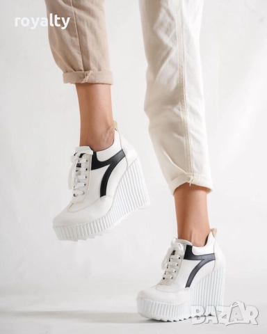 Кецове на платформа - бяла кожа с черна лента и бяло ходило