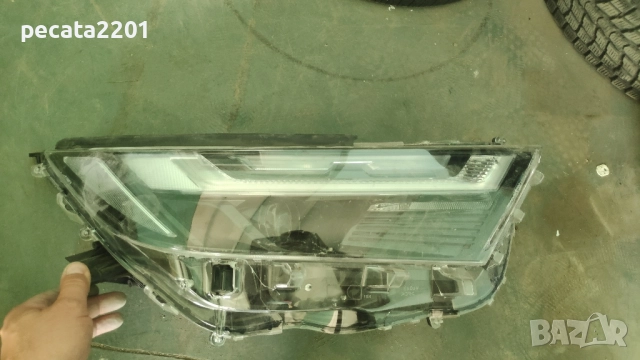 Продавам - оригинален десен фар за Тойото Рав 4 2024 г. за части