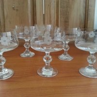 Стари кристални чаши с гравюра, снимка 1 - Антикварни и старинни предмети - 33350782