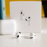 Безжични Слушалки Airpods 3/блутут/тъч контрол/зареждащ кейс/запечатан, снимка 1 - Слушалки, hands-free - 39285938