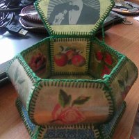 Стара шестоъгълна кутия за бижута със снимка на Емил Димитров, снимка 1 - Антикварни и старинни предмети - 36620400