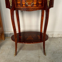 Френска дървена маса в стил на Луи XV/XVI инкрустирана с бронз., снимка 2 - Антикварни и старинни предмети - 44862991