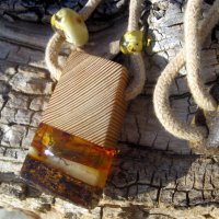 Висулка от кехлибар, коята привлича цялото внимание / Pendant of amber that attracts all attention, снимка 2 - Колиета, медальони, синджири - 32273904