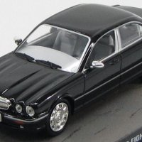 Jaguar Daimler Super Eight ”Quantum of Solace” 2008 - мащаб 1:43 на Atlas модела е нов в PCV дисплей, снимка 1 - Колекции - 44025808